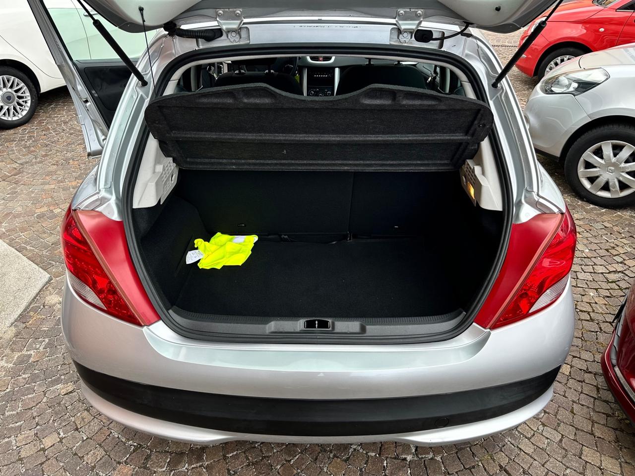 Peugeot 207 1.4Bz 95CV 5p Allure -Neopatentati