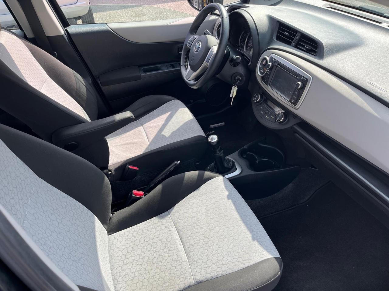 Toyota yaris 5P-1.0 benz-98000km-Full-2012