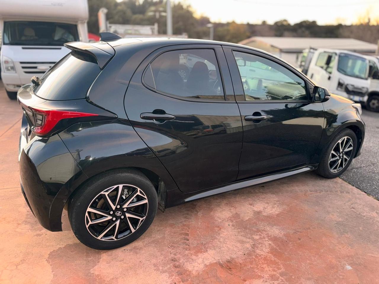 Toyota Yaris 1.5 Hybrid 5 porte Lounge tetto panoramico