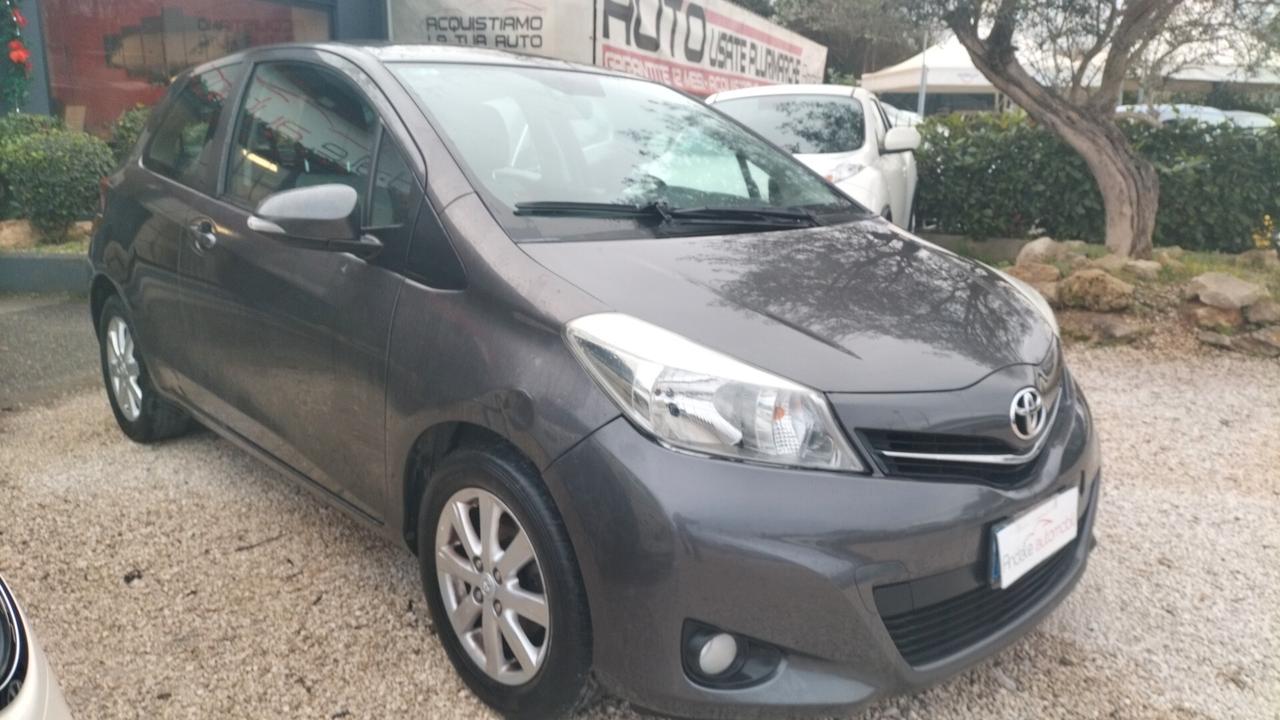 Toyota Yaris 1.0 3 porte *NAVI RETROCAMERA **PREZZO OUTLET**