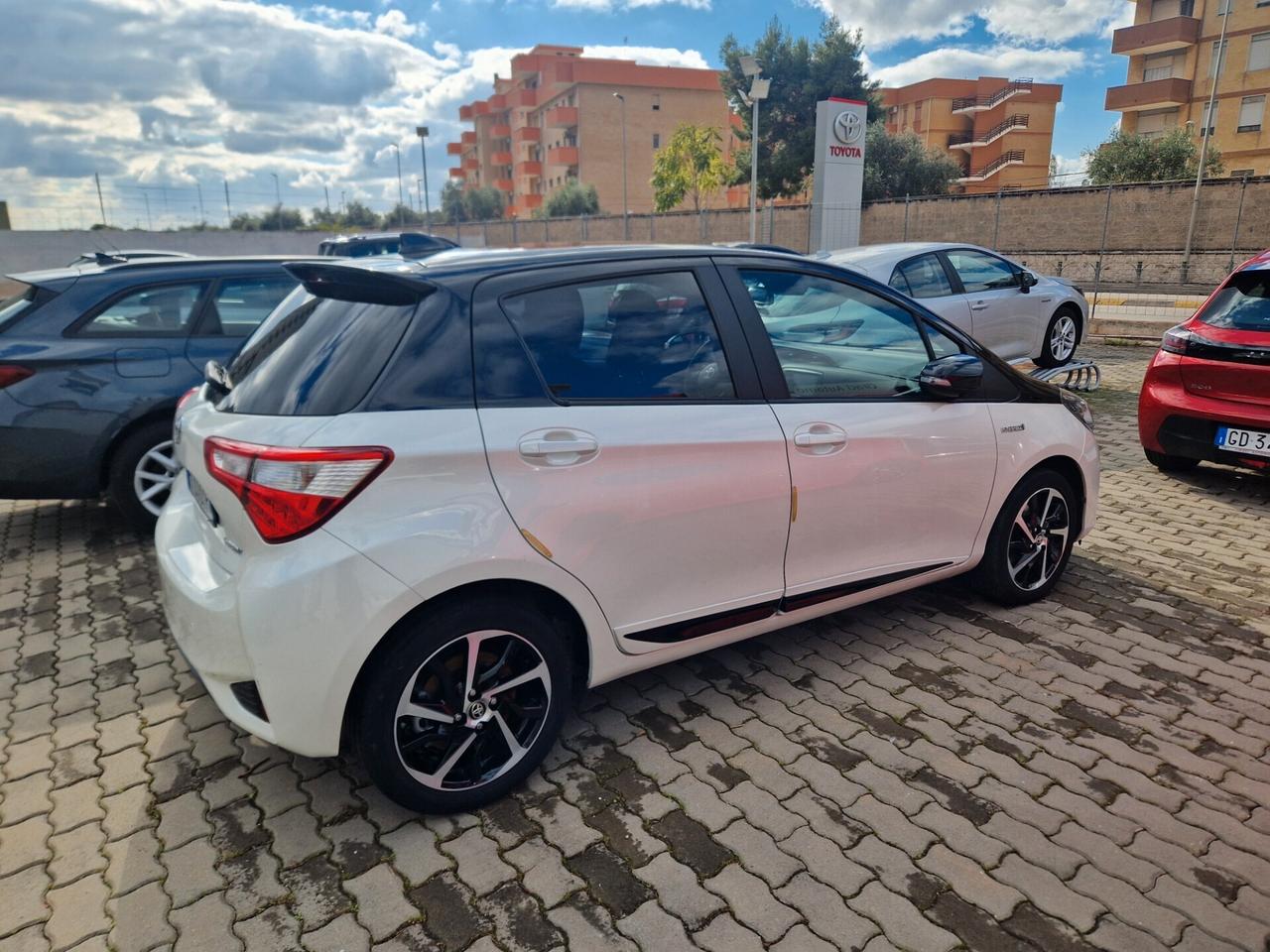 Toyota Yaris hybrid black & white