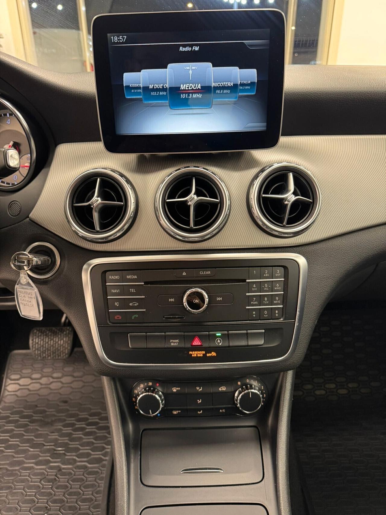 MERCEDES-BENZ GLA 200 D AUTOMATC PREMIUM