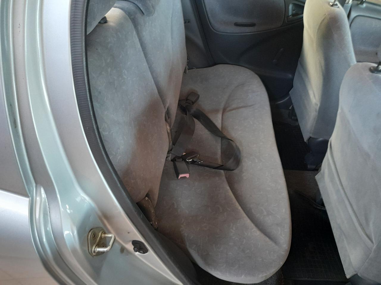 Toyota Yaris 1.0i 16V cat 5 porte Sol