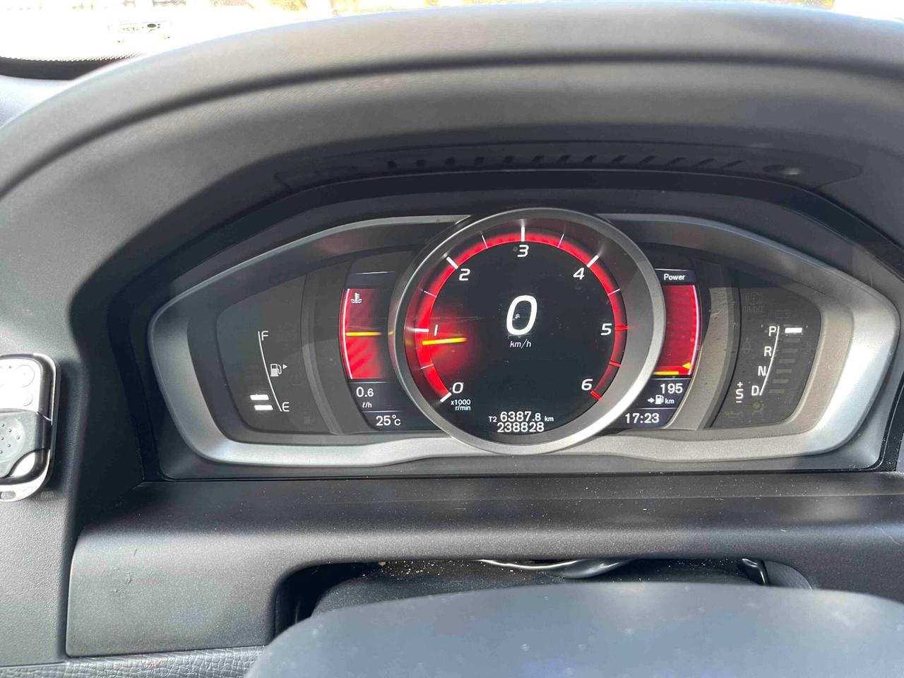 Volvo XC 60 XC60 D5 AWD Geartronic R-design Automatica Apple Car Android