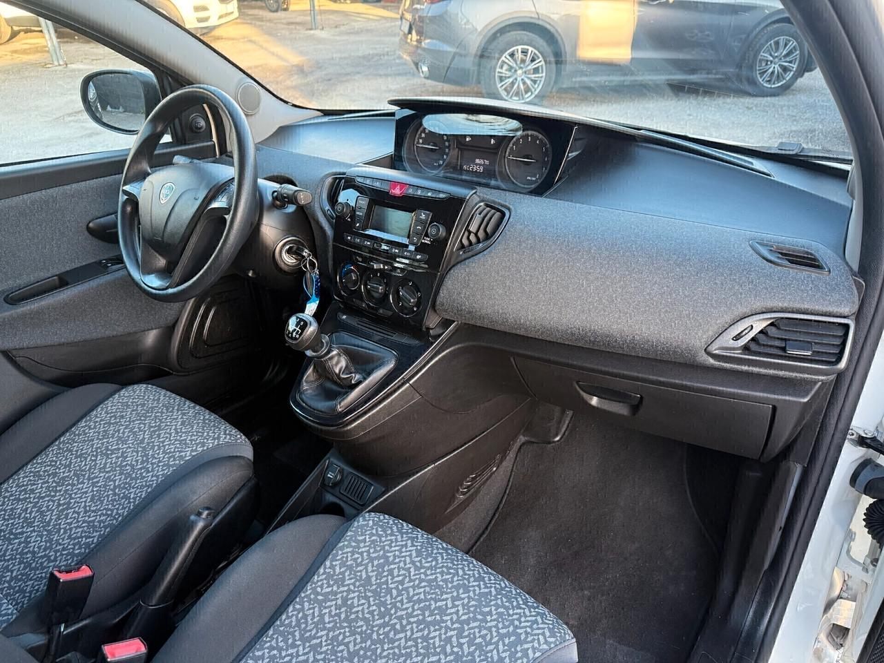 Lancia Ypsilon 1.0 FireFly 5 porte S&S Hybrid Ecochic Silver