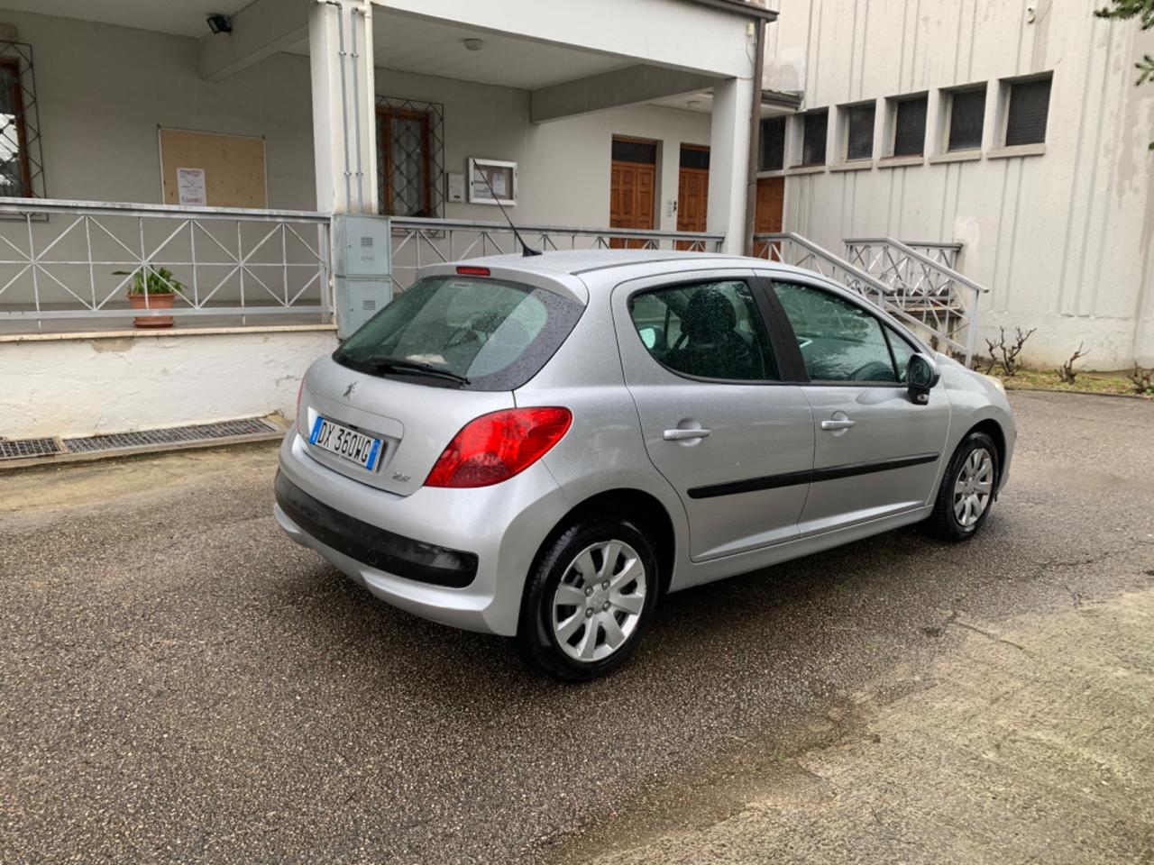 Peugeot 207 1.4 ECO GPL di serie neopatentati