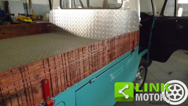 VOLKSWAGEN T2 26B1 con cassone completamente restaurato