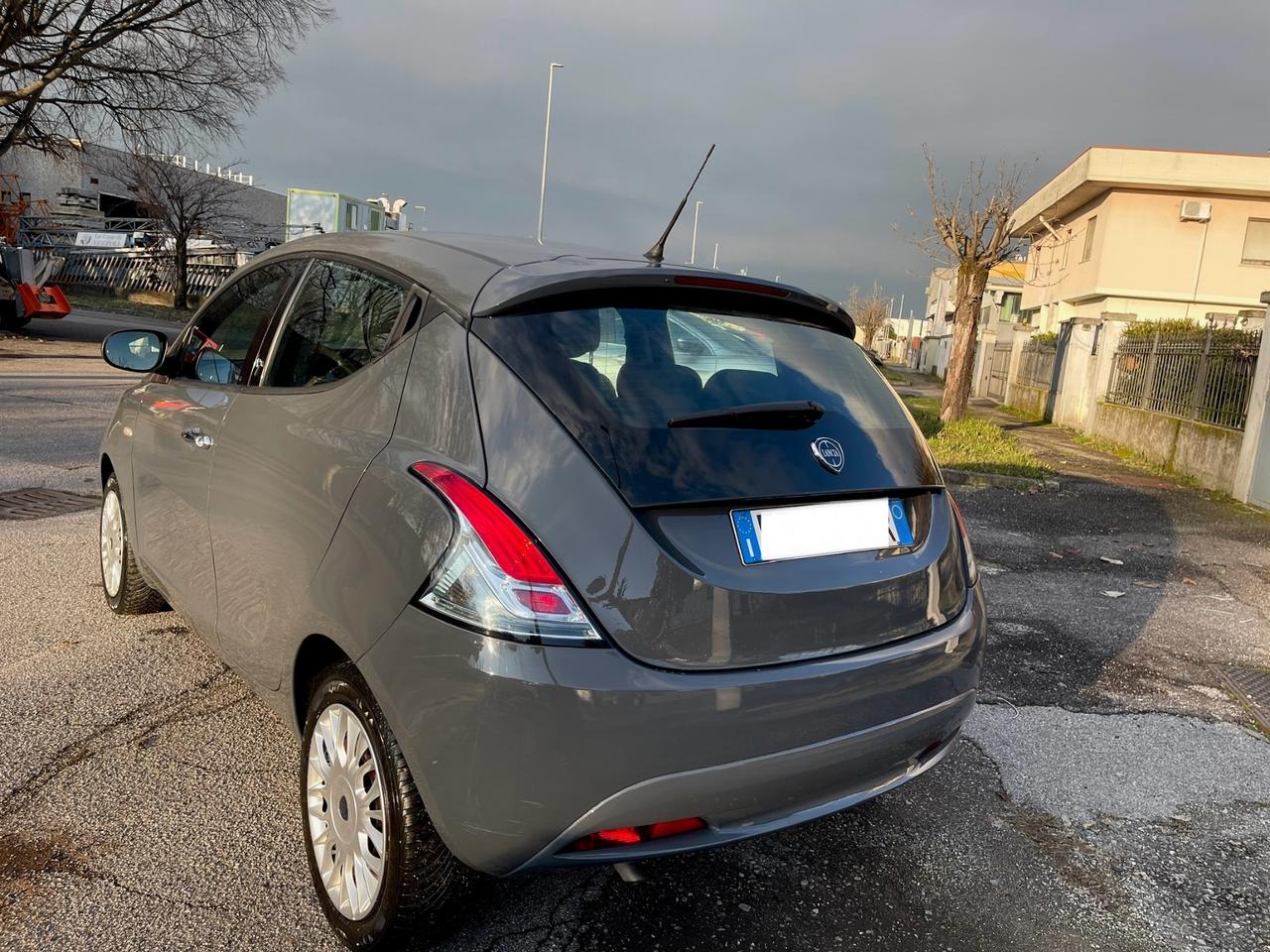 Lancia Ypsilon 1.2 69 CV 5 porte Platinum per Neopatentati 2016