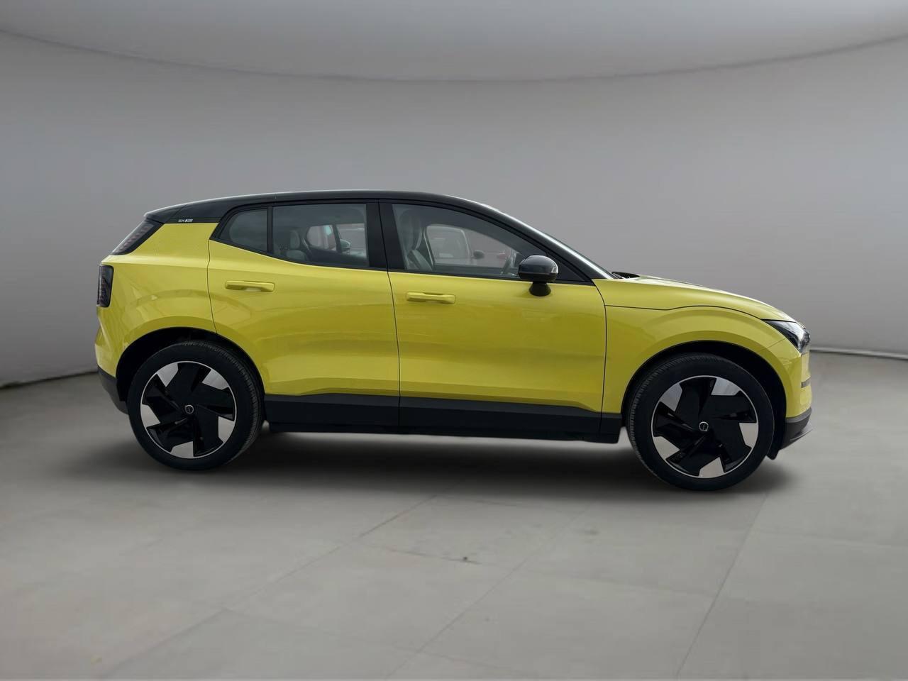VOLVO EX30 Plus Single Motor Extended Range