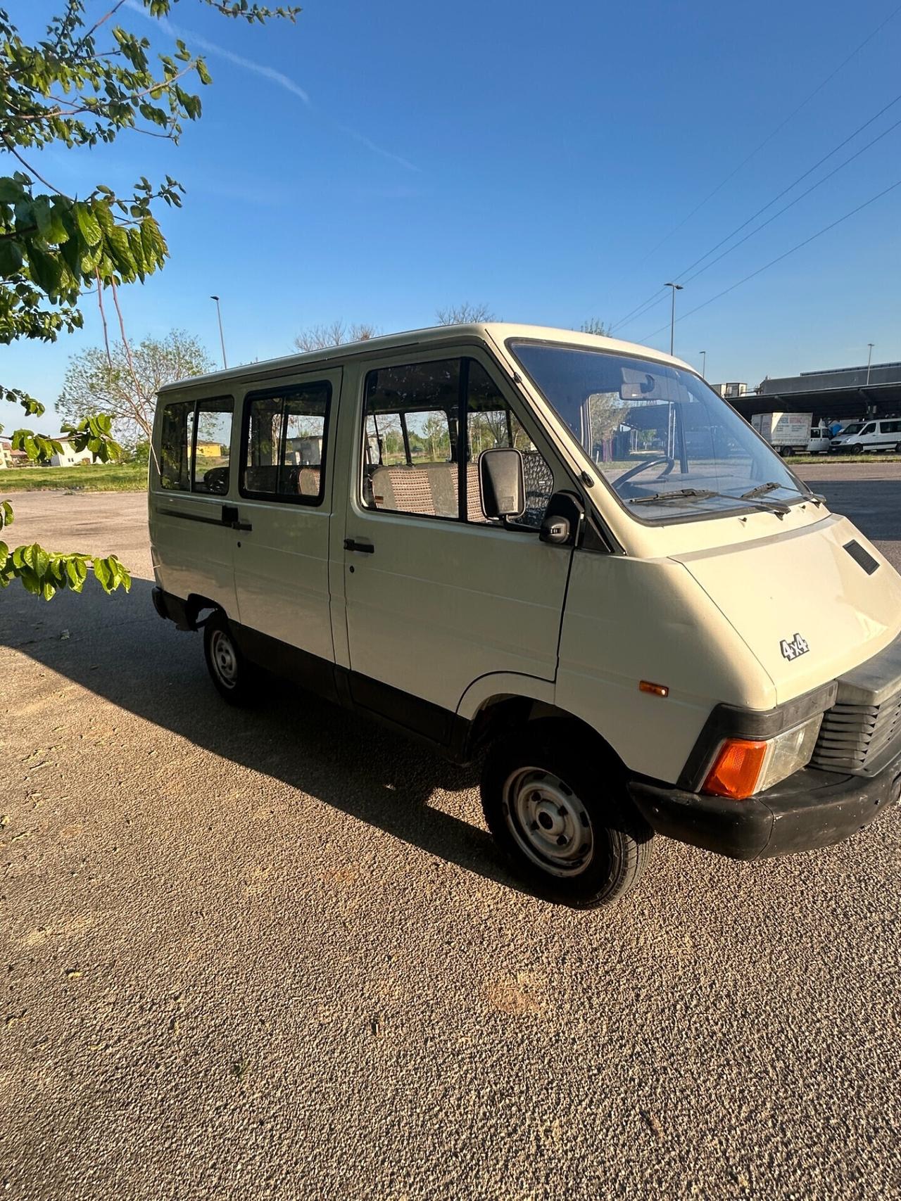 Renault Trafic furgone 4x4 posti 9