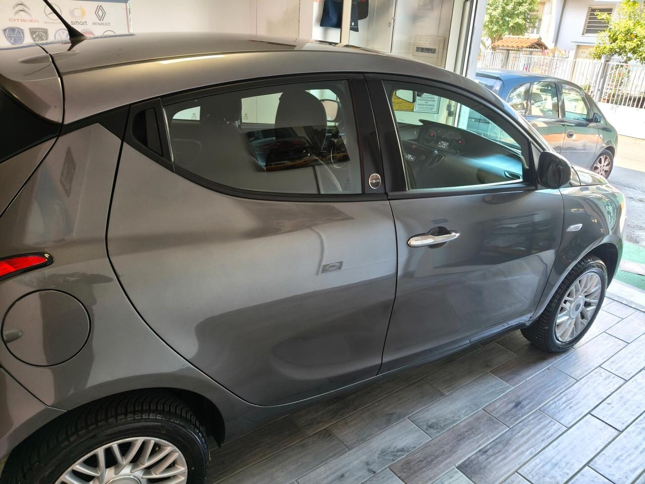 Lancia Ypsilon 5 porte Metano Ecochic Gold