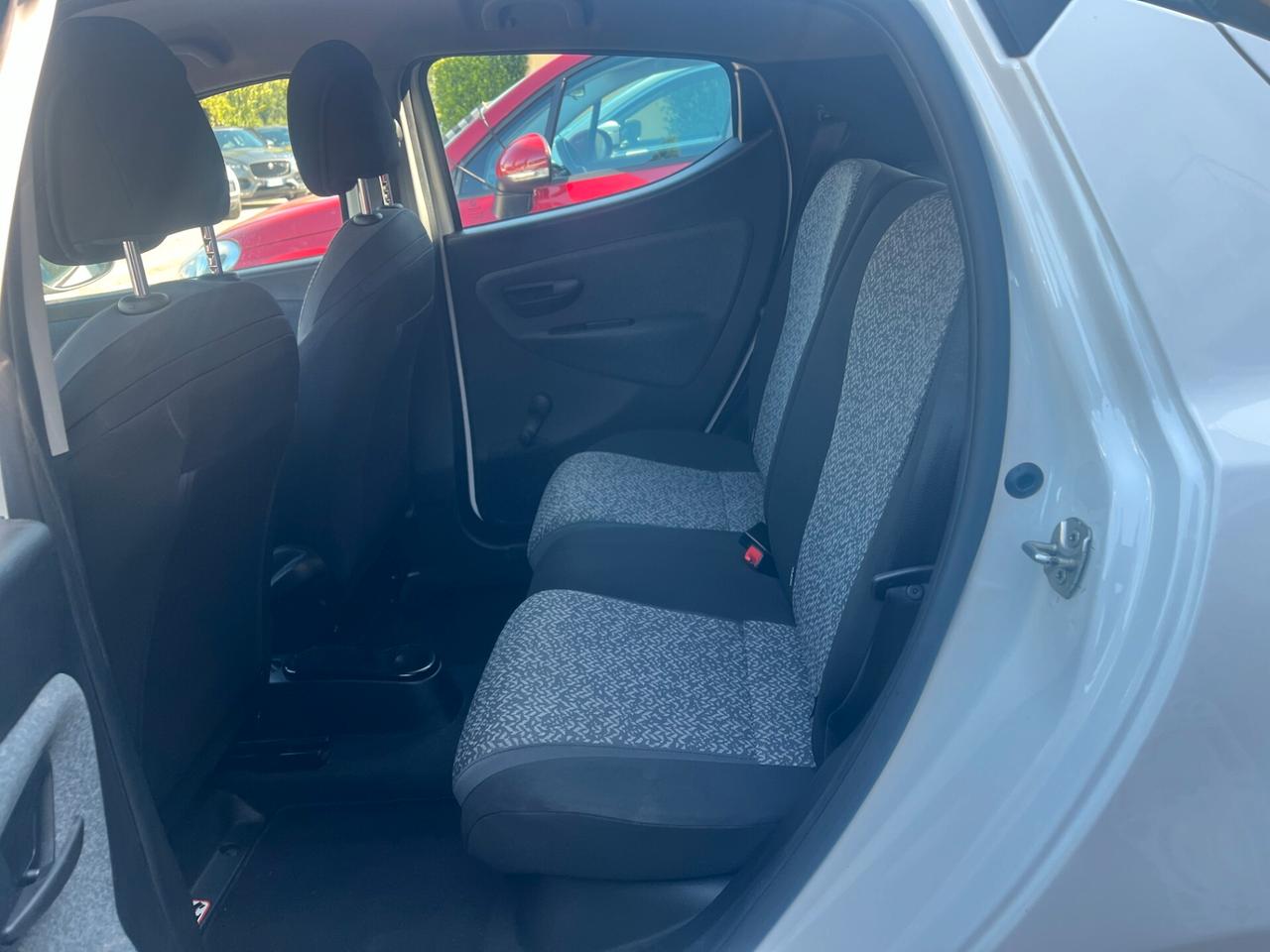 Lancia Ypsilon 1.0 FireFly 5 porte S&S Hybrid Silver
