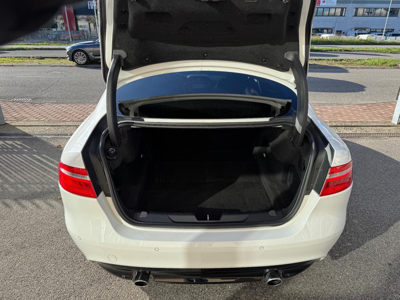 Jaguar XE 2.0 D Turbo R-Sport. Euro 6B