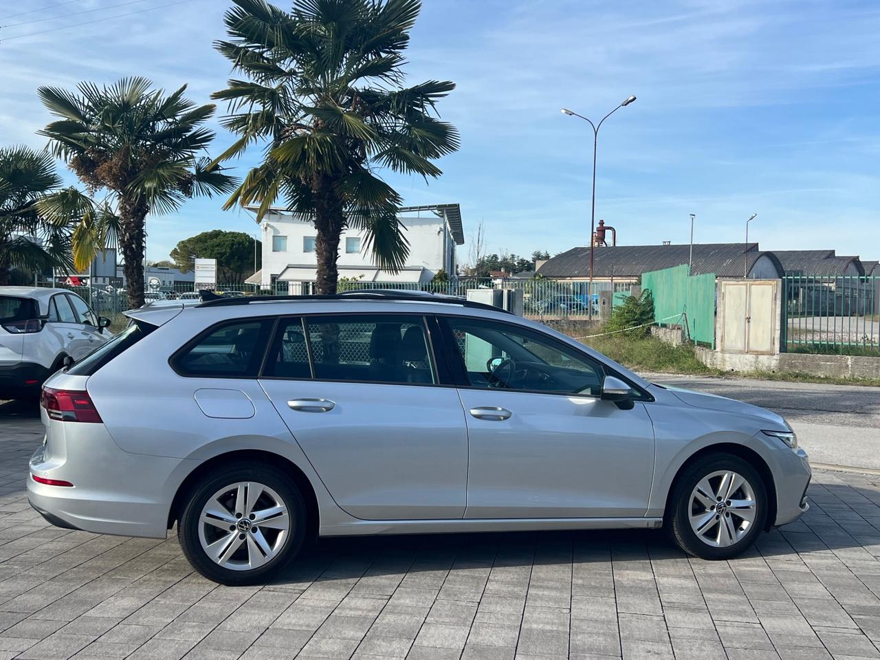 Volkswagen Golf Variant 2.0 TDI SCR Life FINANZIABILE