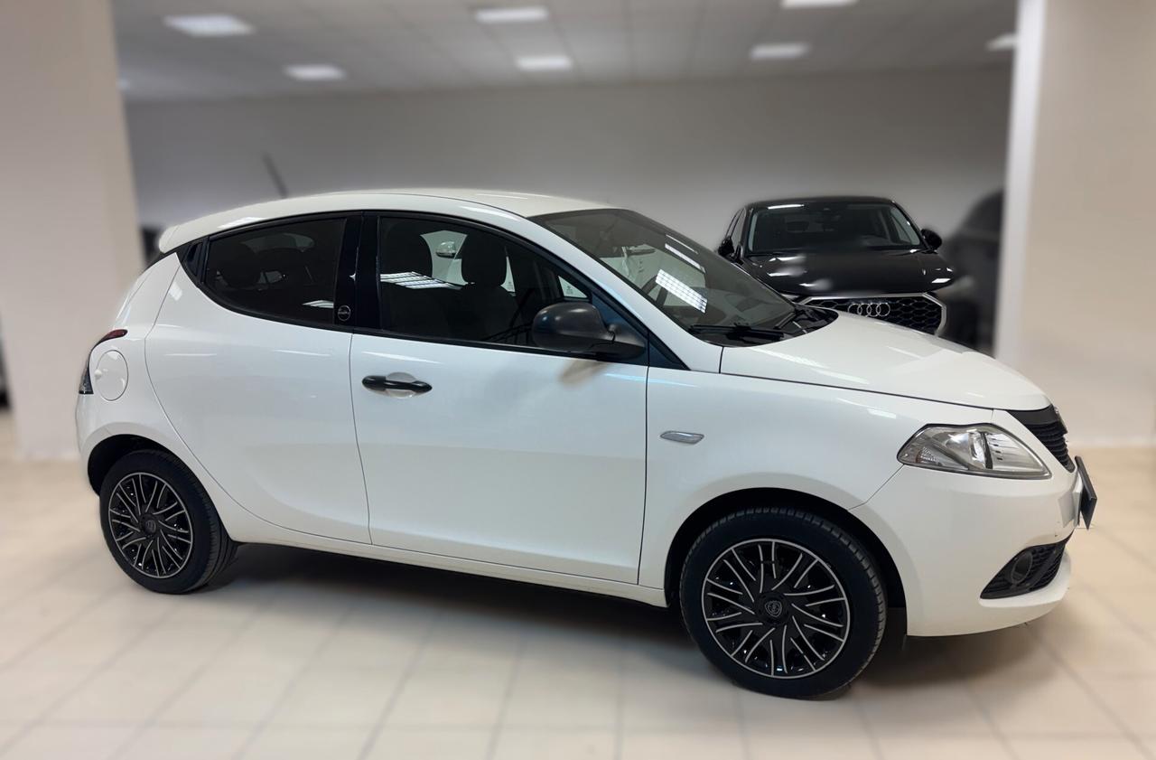 Lancia Ypsilon 1.0 FireFly 5 porte S&S Hybrid Ecochic Silver