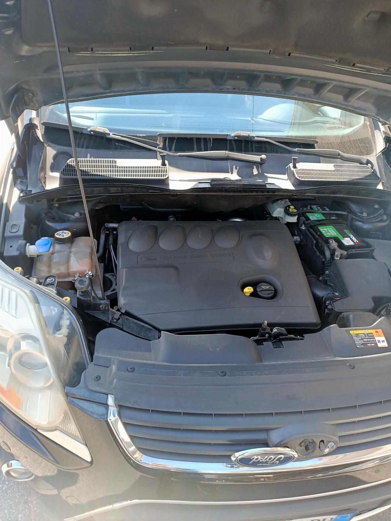 Ford Kuga 2.0 TDCi 136 CV tagliandata con distribuzione -tetto panoramico auto bellissima