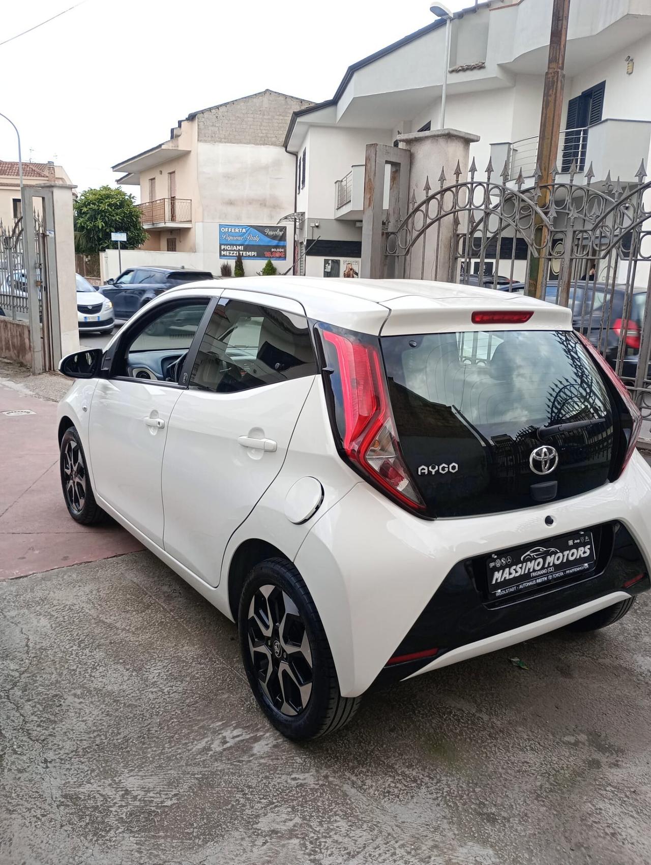 Toyota Aygo Connect 1.0 VVT-i 72 CV 5 porte x-play