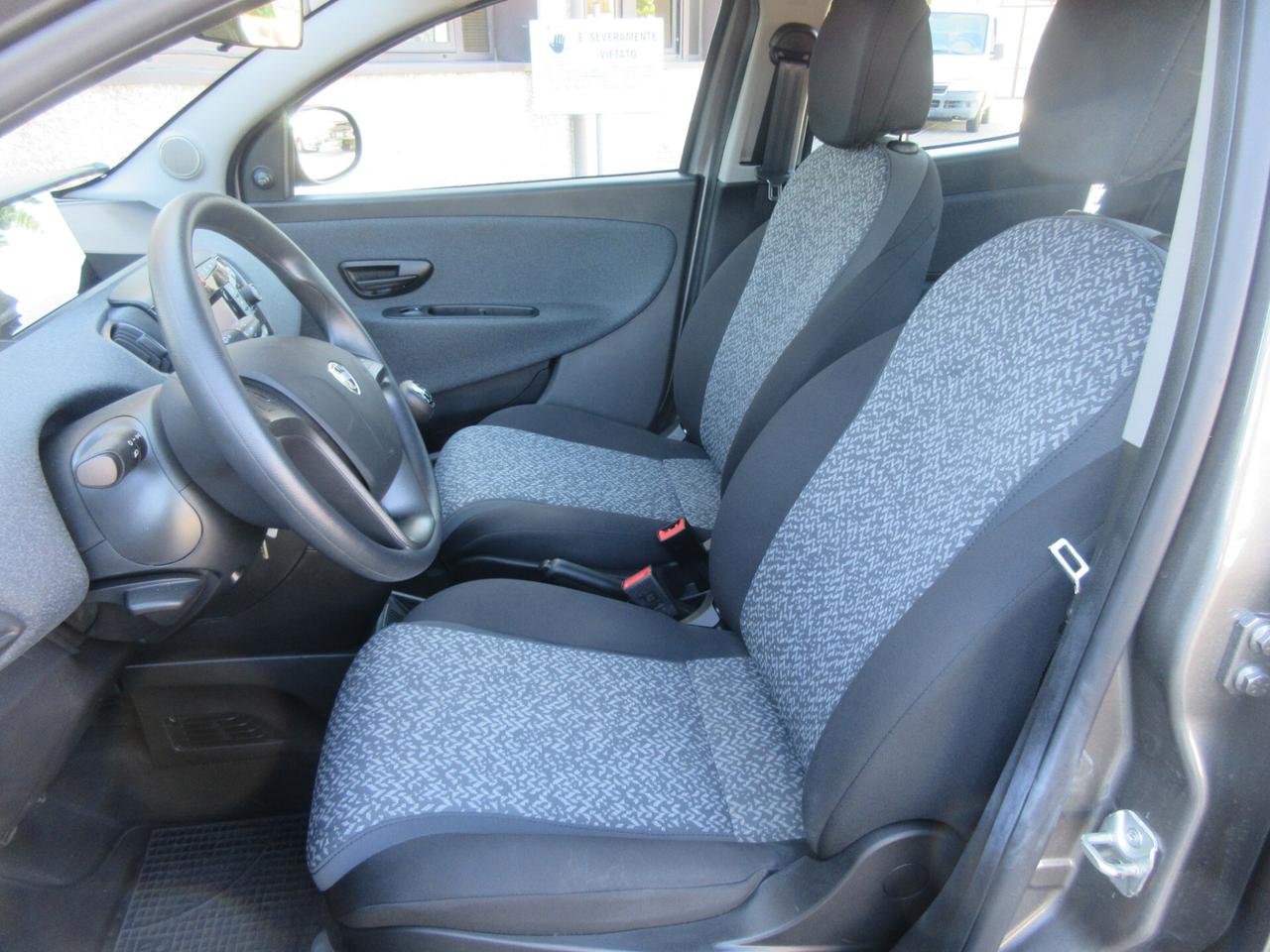 Lancia Ypsilon 1.0 FireFly 5 porte S&S Hybrid Ecochic Silver