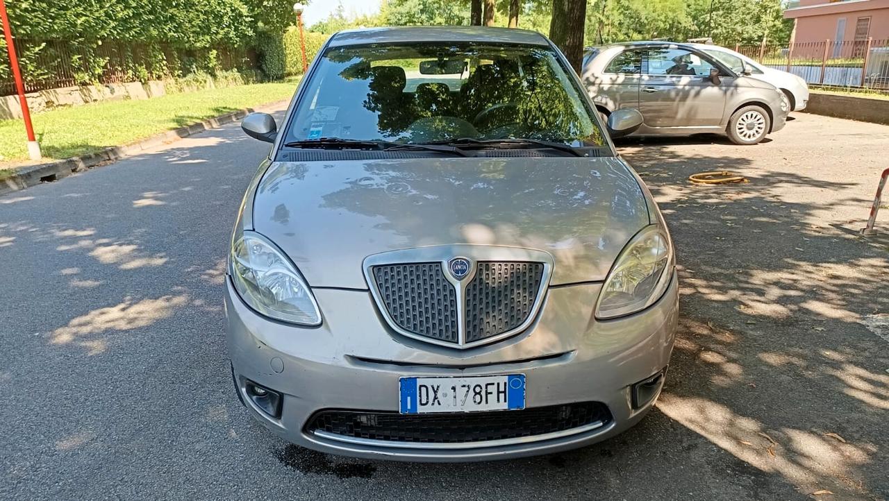 Lancia Ypsilon 1.2 Argento benzina neopatentati