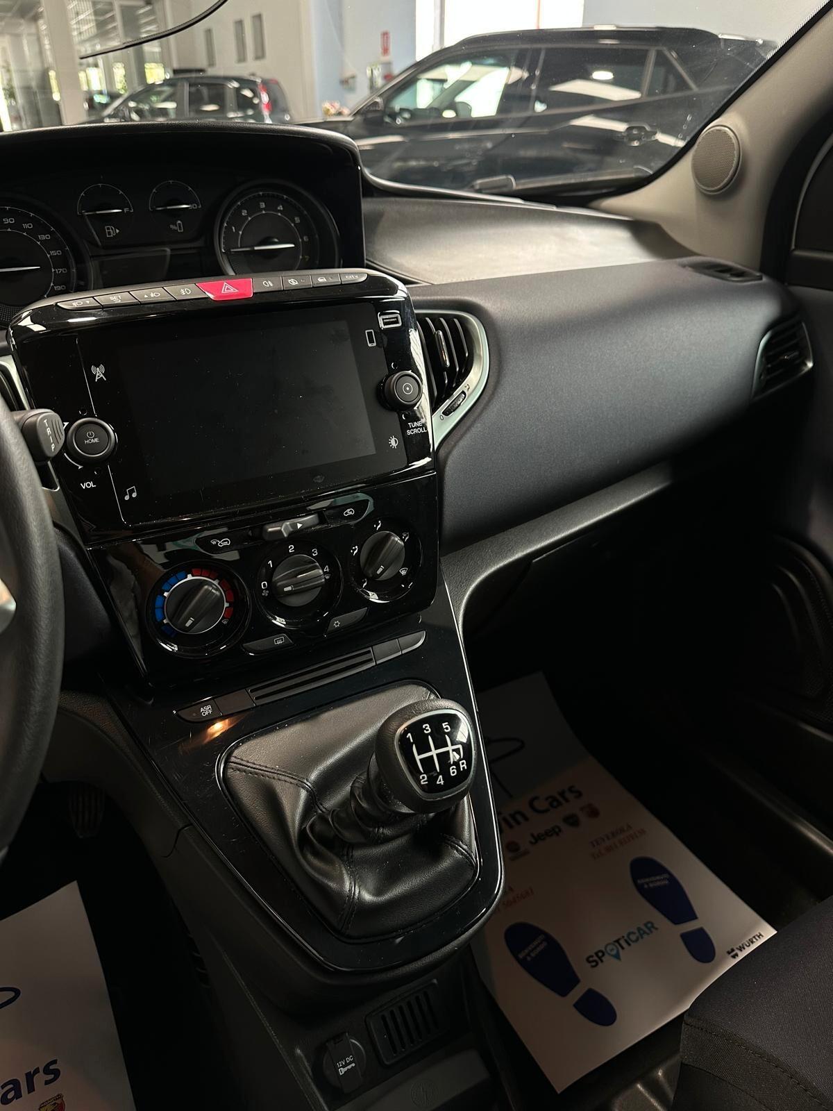 Lancia Ypsilon 1.0 FireFly 5 porte S&S Hybrid Platino