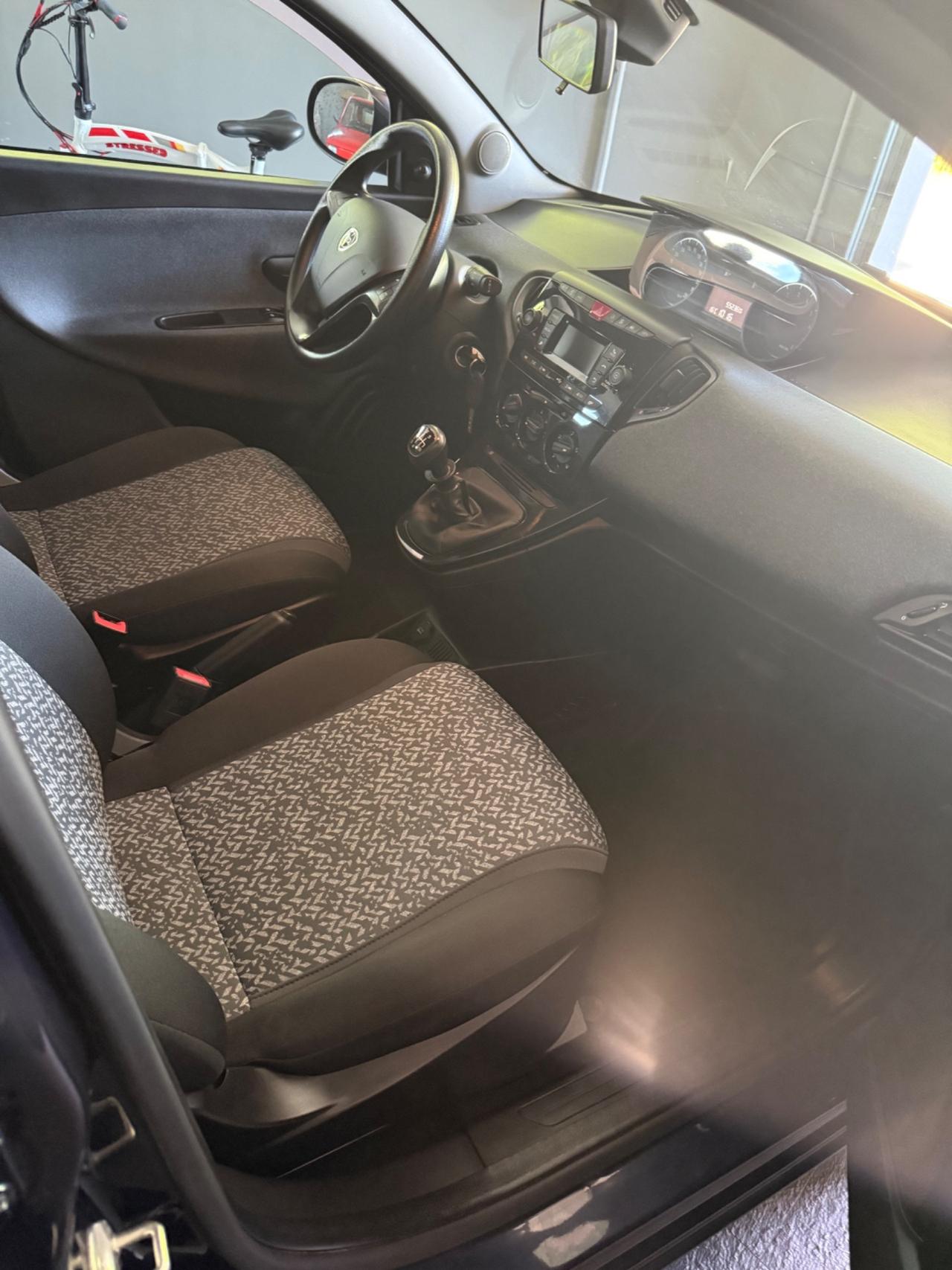 Lancia Ypsilon 1.0 FireFly 5 porte S&S Hybrid Ecochic Gold