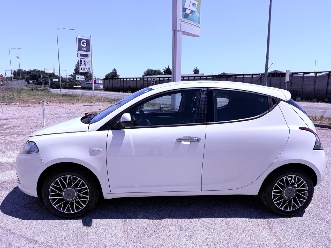 Lancia Ypsilon 1.2 69 CV 5 porte GPL Ecochic Silver