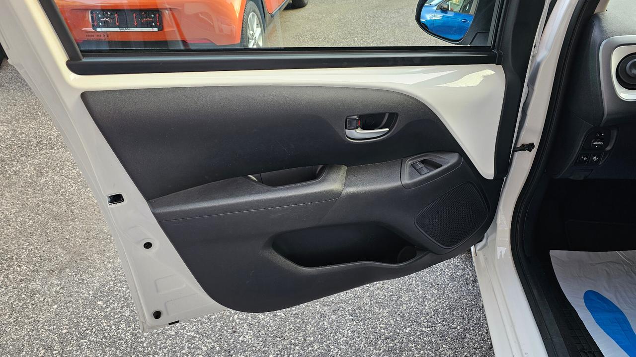 Toyota Aygo Connect 1.0 VVT-i 72 CV 5p. x-play MMT UNIPRO' TAGL UFF