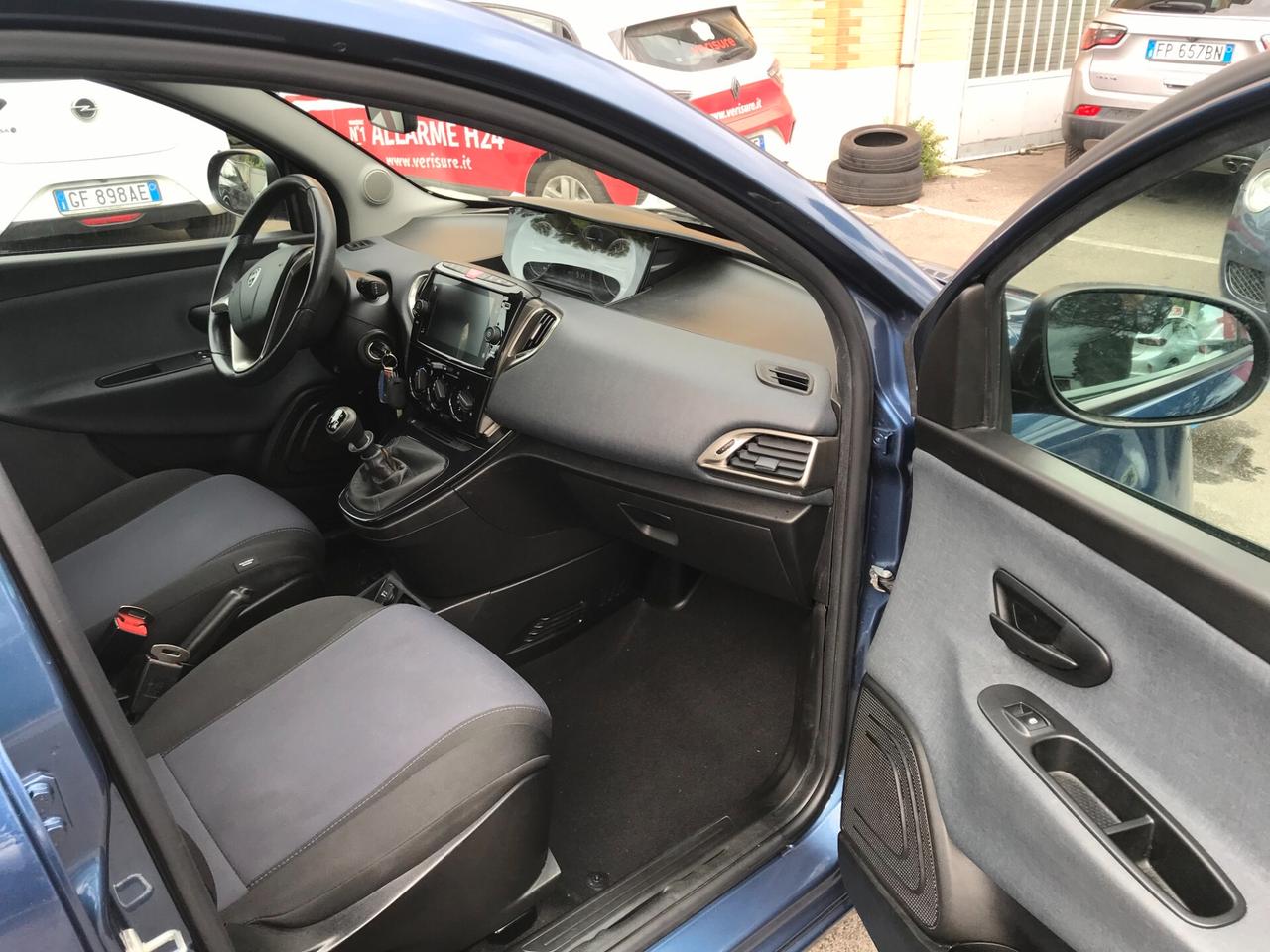Lancia Ypsilon 1.0 FireFly 5 porte S&S Hybrid Ecochic Silver
