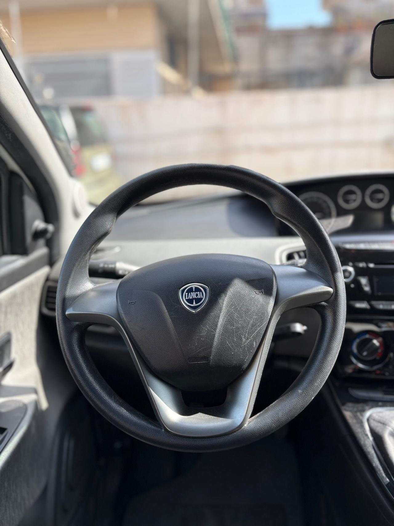 Lancia Ypsilon 1.2 benzina 69 CV 5 porte