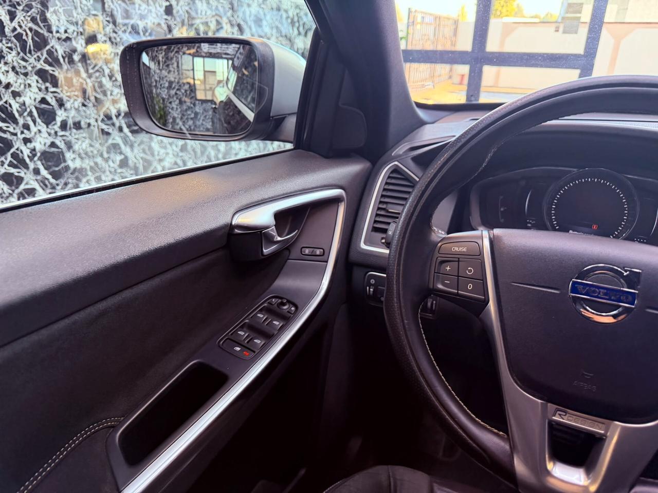 Volvo XC 60 XC60 D5 AWD Geartronic R-design