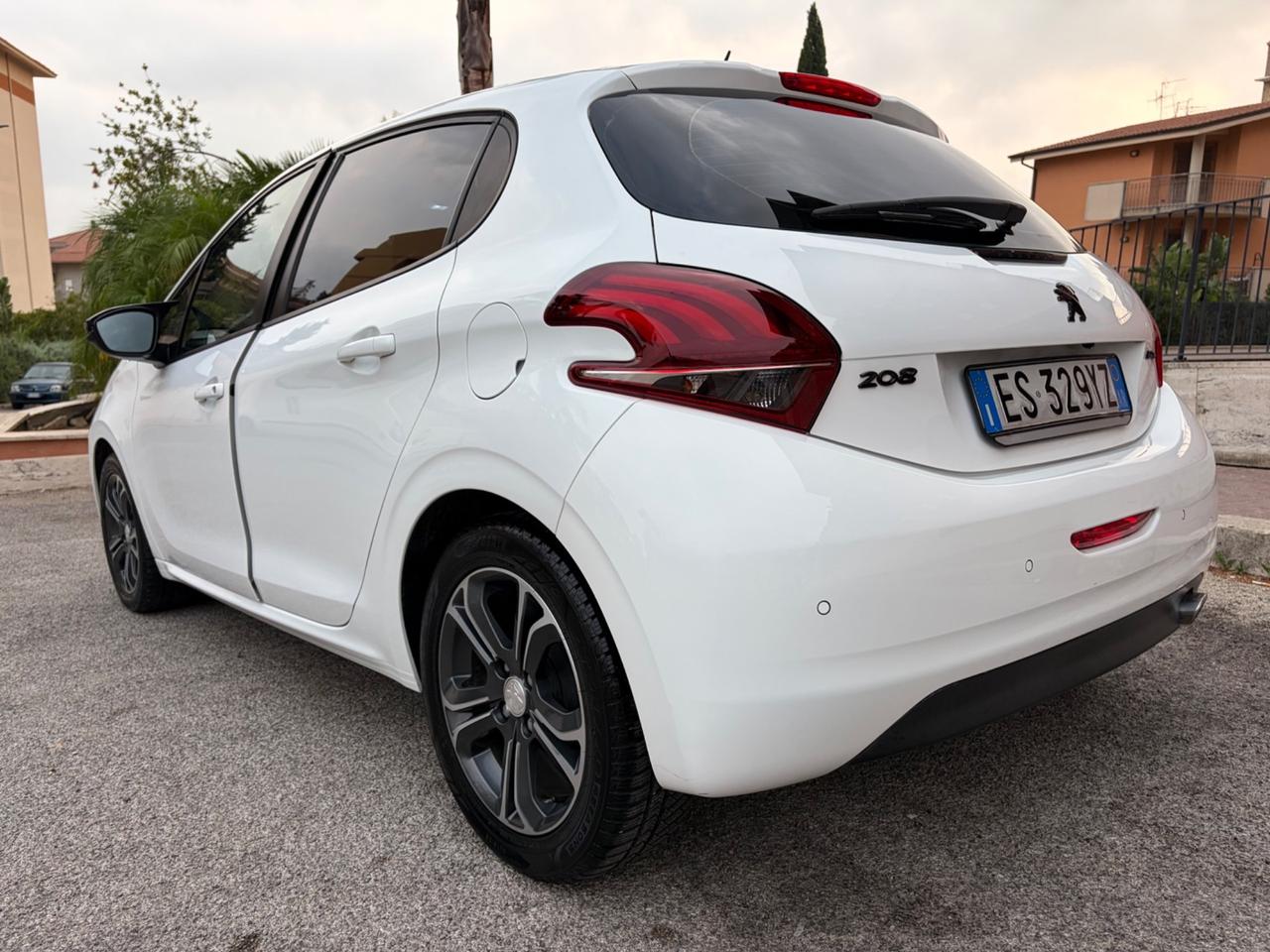 Peugeot 208 1.4 HDi 68 CV strafull