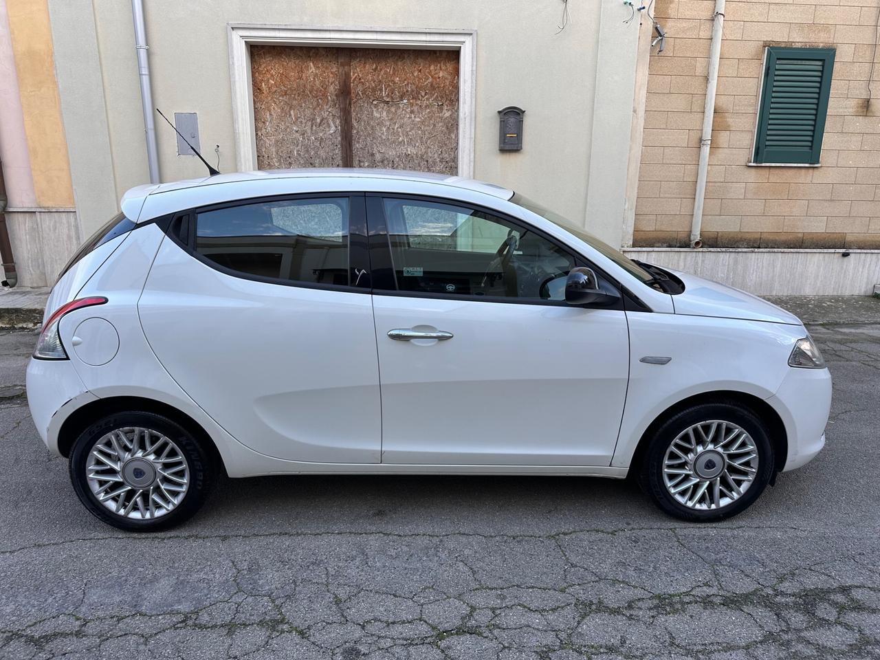Lancia Ypsilon 1.2 69 CV 5 porte Silver