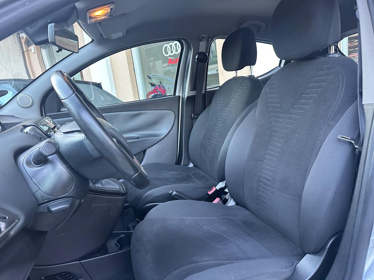 Lancia Ypsilon 0.9 TwinAir 85 CV 5 porte S&S Platinum GPL