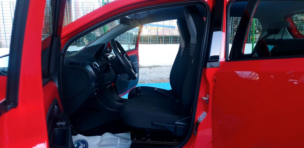 VOLKSWSWAGEN UP 1,0 BENZINA PARI NUOVO KM 19 MILA