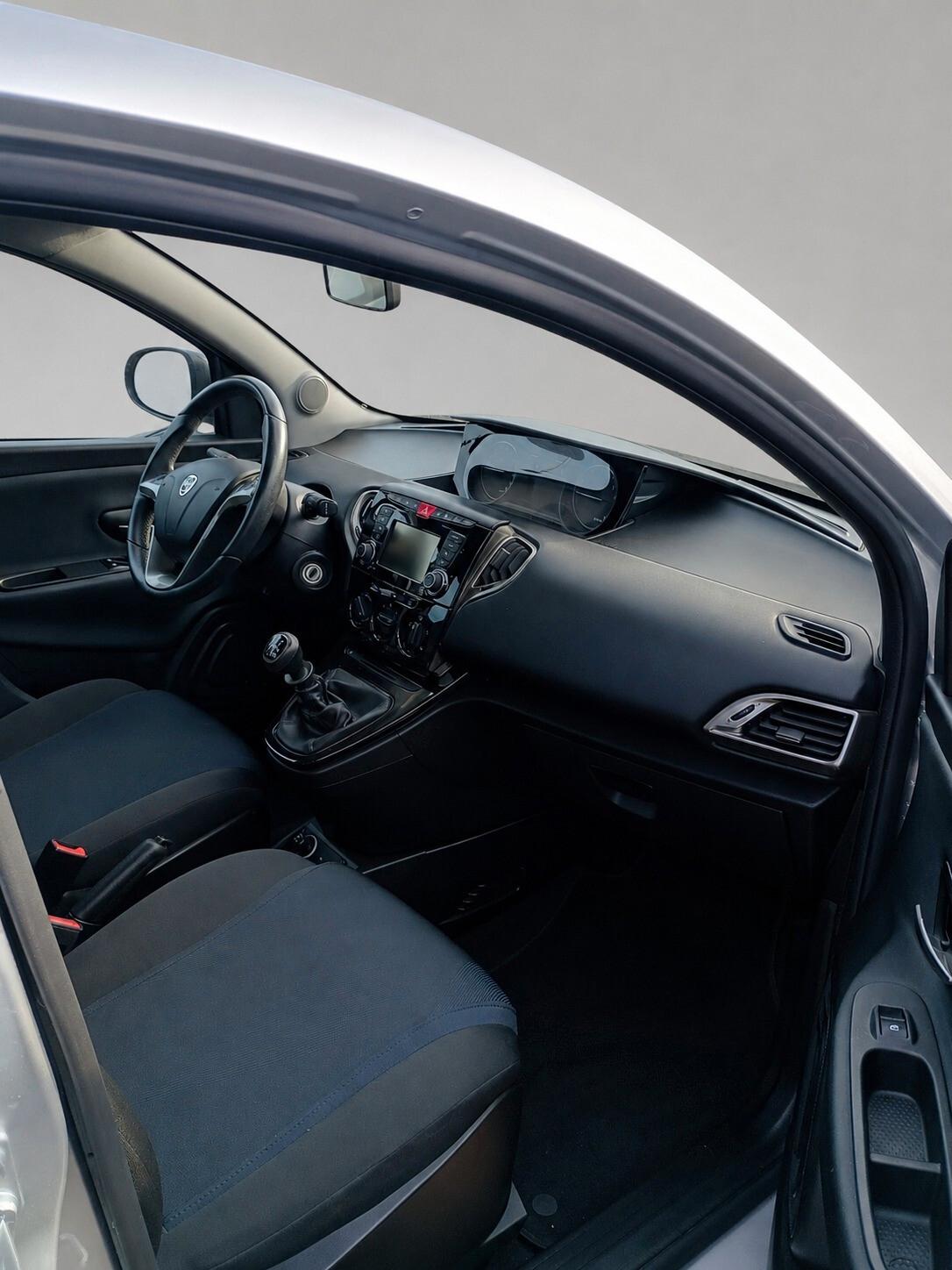 Lancia Ypsilon 1.0 FireFly 5 porte S&S Hybrid Ecochic Silver