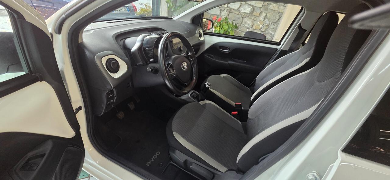 Toyota Aygo Connect 1.0 VVT-i 72 CV 5 porte x-clusiv