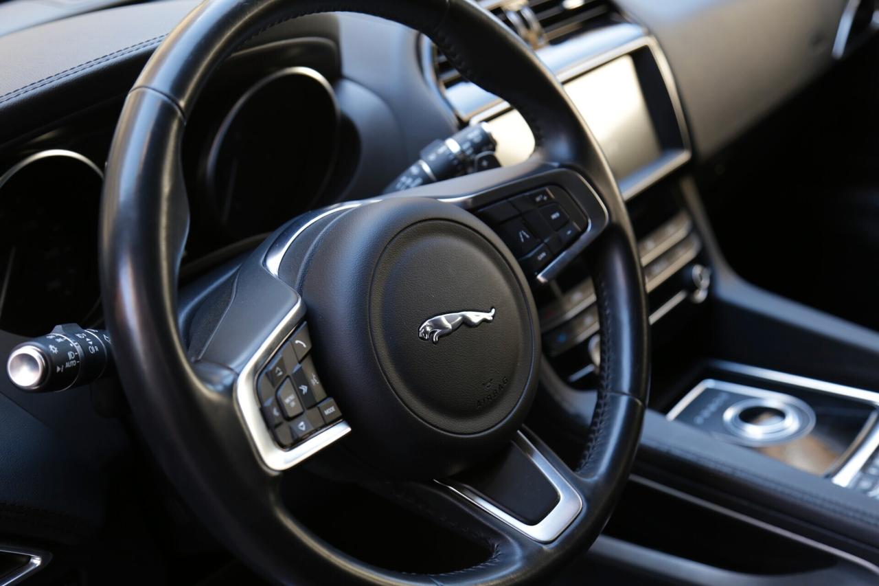 Jaguar F-Pace 2.0 D 180 CV AWD aut. Chequered Flag