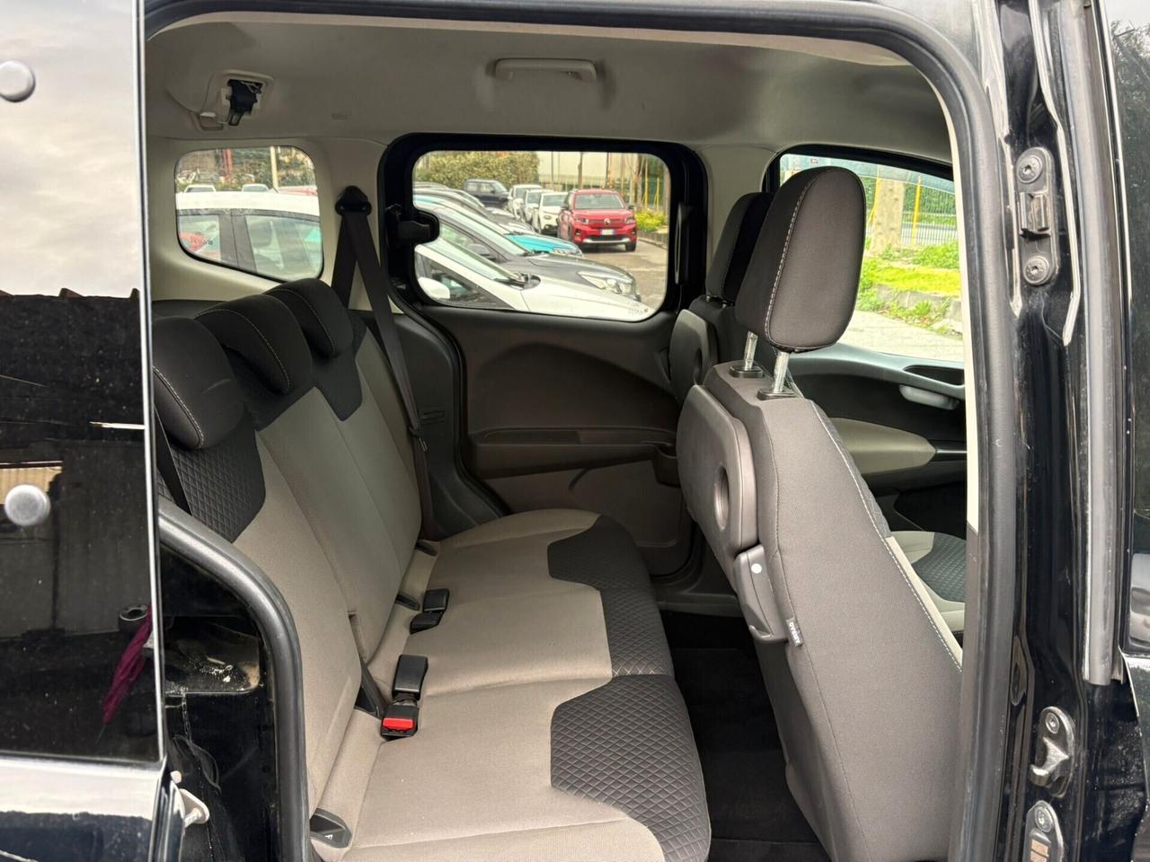Ford Tourneo Courier 5 p.o.s.t.i. TDCI