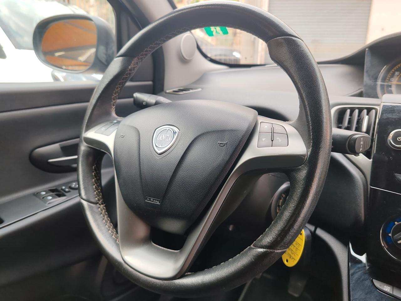 Lancia Ypsilon 1.2 69 CV 5 porte S Momodesign