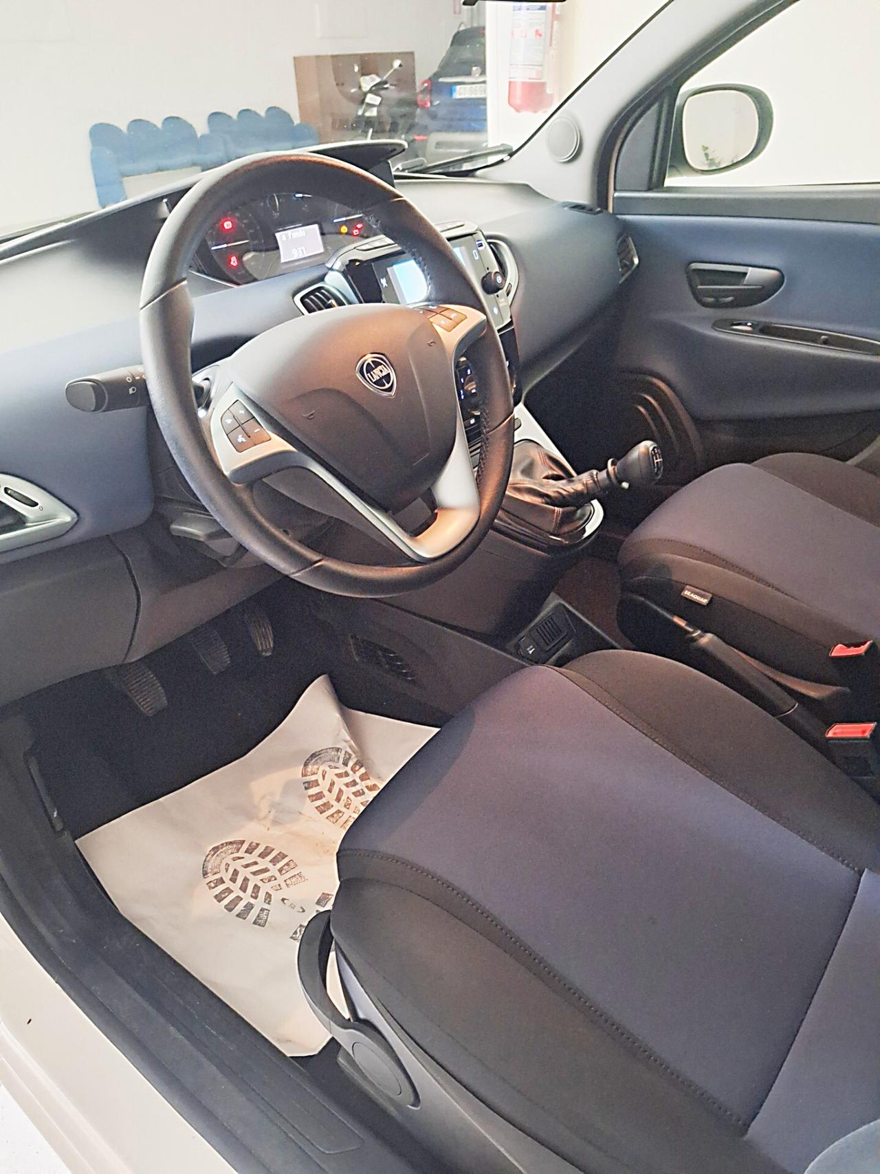 Lancia Ypsilon 1.0 FireFly 5 porte S&S Hybrid Platino - 1068