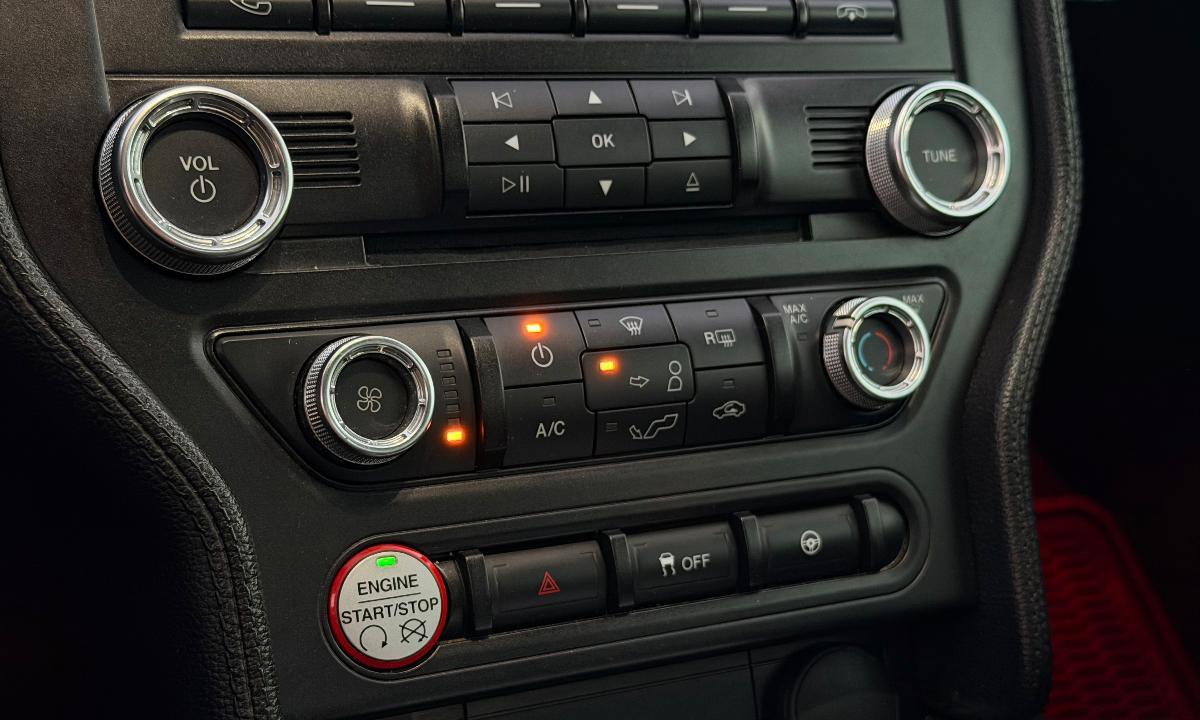 FORD - Mustang - V6 Coupé