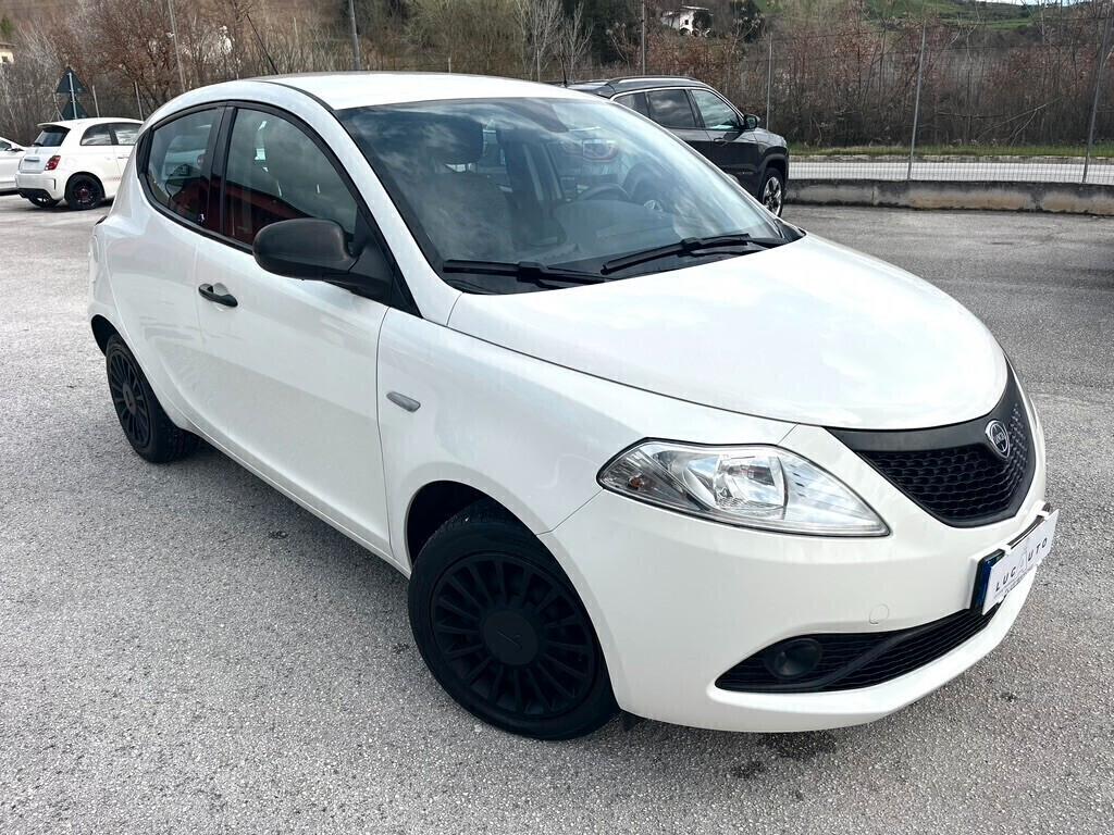 Lancia Ypsilon 1.2 69 CV 5 porte S&S Black and Noir