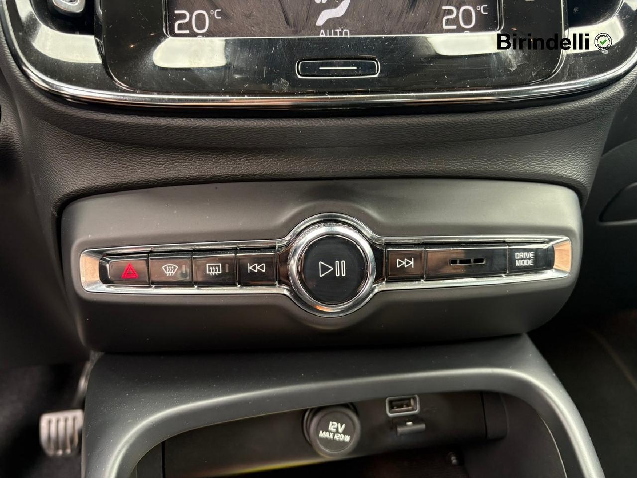 VOLVO XC40 (2017-->) - XC40 T2 Momentum Core
