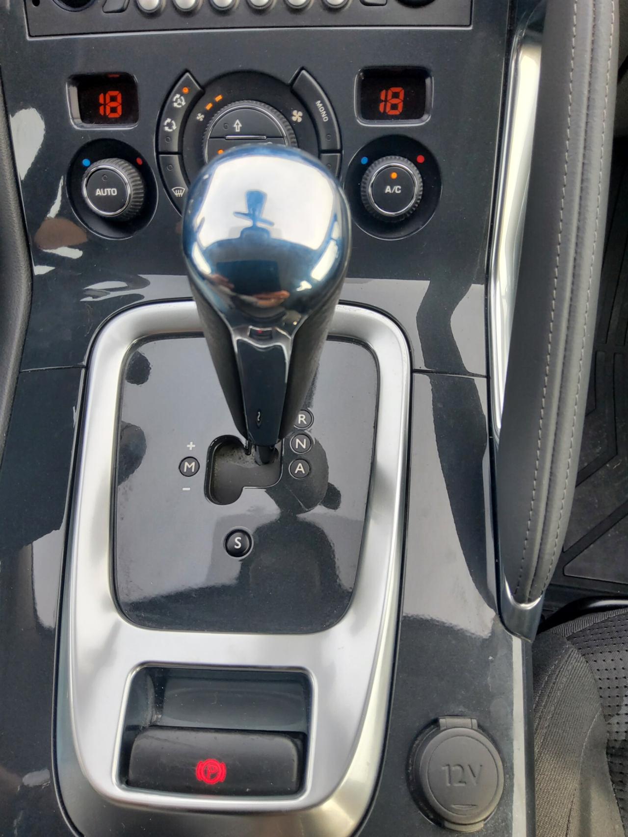Peugeot 3008 1.6 e-HDi 112CV cambio robotizzato S.&S. Business