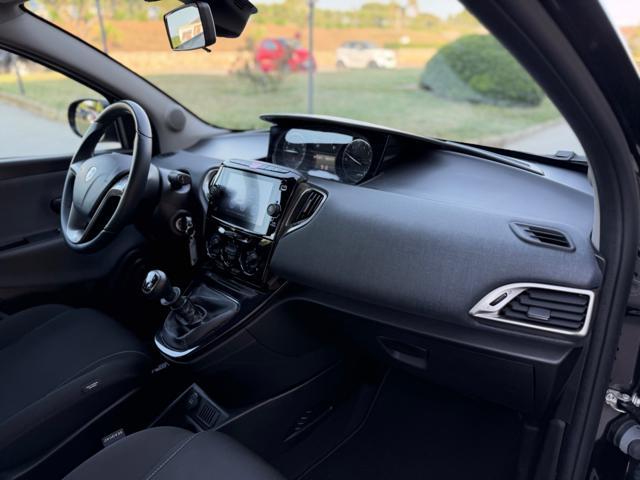 LANCIA Ypsilon HYBRID GOLD+NAVI+SENSORI+5POSTI+LED