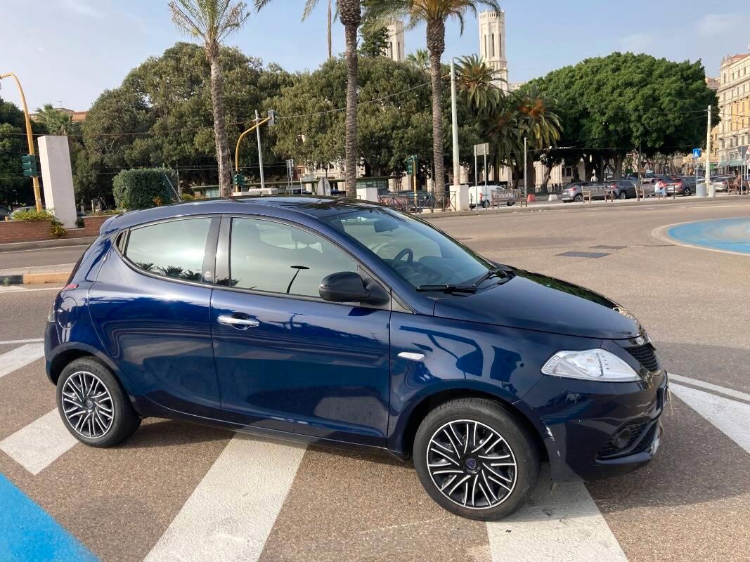 Lancia Ypsilon 1.0 firefly hybrid Silver s&s 70cv
