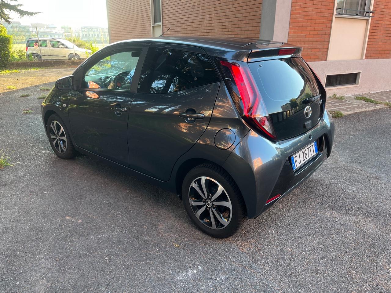 Toyota Aygo 1.0 VVT-i 69 CV 5 porte x-play TSS