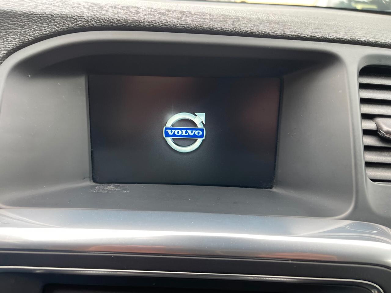 Volvo V60 D2 R-design Momentum NEO PATENTATI