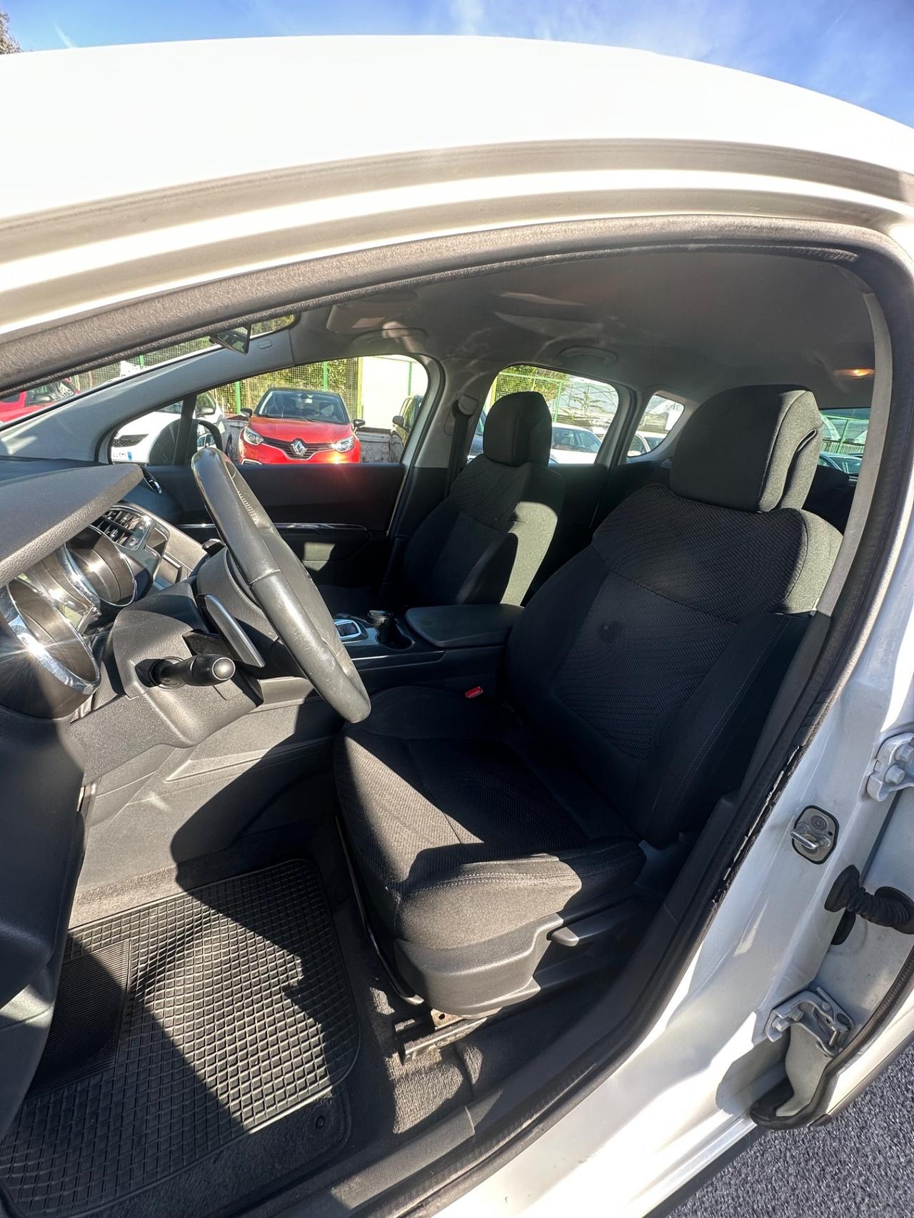 Peugeot 3008 1.6 HDi 110CV cambio robotizzato Business