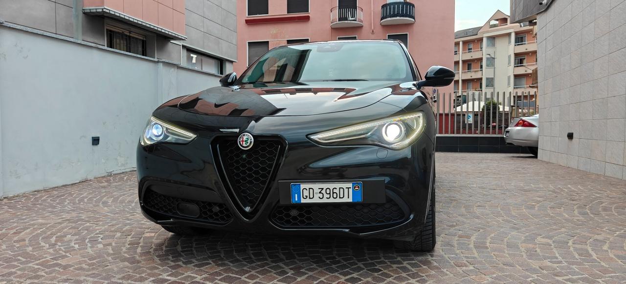 Alfa Romeo Stelvio Q4 Veloce total black